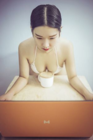 美女拉肚子小事视频_高清高清完整版播放
